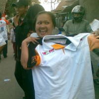 Abu Syauqi Lepaskan Kaus Miliknya untuk Warga